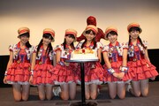 「怪談 新耳袋 異形」完成披露試写会の模様。サプライズのバースデーケーキと一緒に。