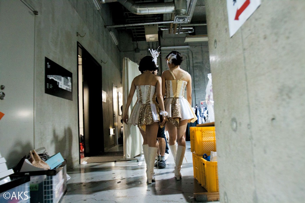 スペシャルボックス付属のブックレットより。 (C)AKS