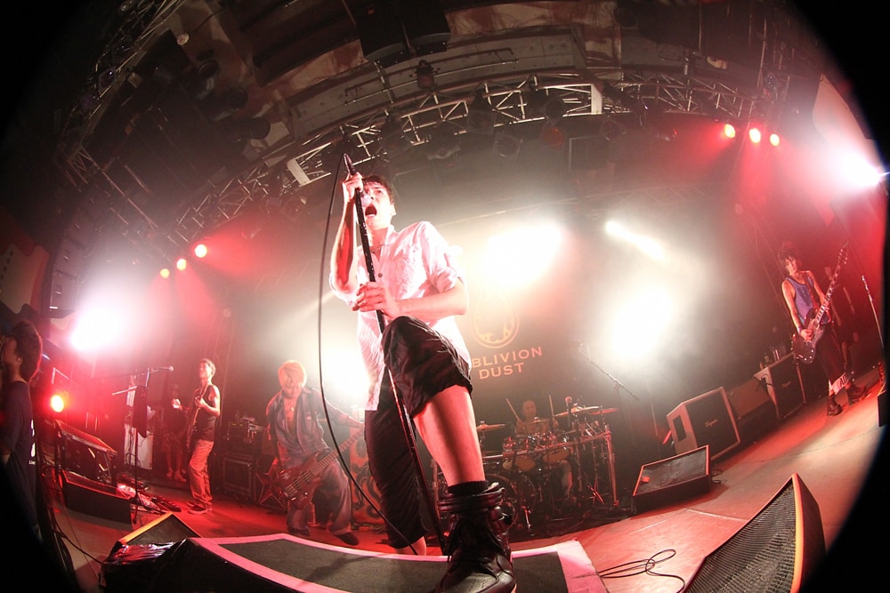 OBLIVION DUST、初挑戦の異色2DAYSライブで名曲続々披露 - 音楽ナタリー