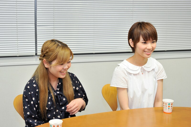 写真左から藤咲佑（B）、蒼山幸子（Vo, Key）