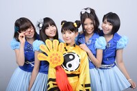 9nine。左から佐武宇綺、村田寛奈、川島海荷、吉井香奈恵、西脇彩華。(c) 2012「好好！キョンシーガール」製作委員会