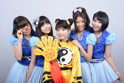 9nine。左から佐武宇綺、村田寛奈、川島海荷、吉井香奈恵、西脇彩華。(c) 2012「好好！キョンシーガール」製作委員会
