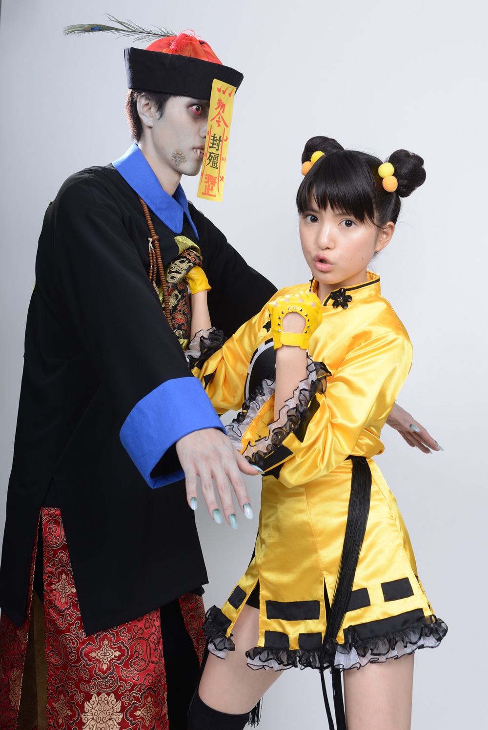 かわいい道士姿でキョンシーと戦う川島海荷。前髪を切って気合も十分。(c) 2012「好好！キョンシーガール」製作委員会