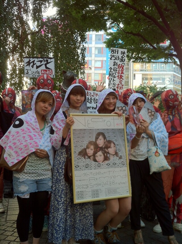 渋谷ハチ公前に現れたねごと。