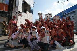 ねごと×人体模型40人、都内各所をサプライズ行脚