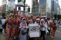 渋谷駅前に登場したねごとと人体模型部隊。