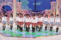 2006年6月9日放送の「ミュージックステーション」より、「スカート、ひらり」を歌唱するAKB48。 (C)テレビ朝日
