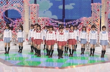 2006年6月9日放送の「ミュージックステーション」より、「スカート、ひらり」を歌唱するAKB48。 (C)テレビ朝日