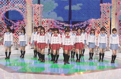 2006年6月9日放送の「ミュージックステーション」より、「スカート、ひらり」を歌唱するAKB48。 (C)テレビ朝日