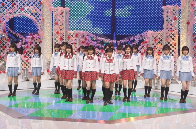 2006年6月9日放送の「ミュージックステーション」より、「スカート、ひらり」を歌唱するAKB48。 (C)テレビ朝日