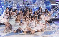 2012年5月25日放送の「ミュージックステーション」より、「真夏のSounds good !」を披露するAKB48。 (C)テレビ朝日