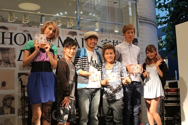 発売記念イベントの様子。左から、Ms.OOJA、カラテカ・入江、HOME MADE 家族、鈴木あや。