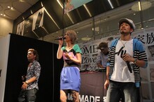 発売記念イベントの様子。新曲「Love is... feat. Ms.OOJA」をパフォーマンス。