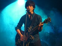 藤巻亮太によるスタジオライブの様子