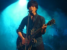 藤巻亮太によるスタジオライブの様子