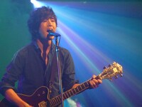 藤巻亮太によるスタジオライブの様子