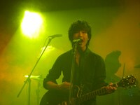 藤巻亮太によるスタジオライブの様子