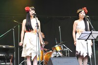 「FUJI ROCK FESTIVAL '12」で演奏するチャラン・ポ・ランタン。