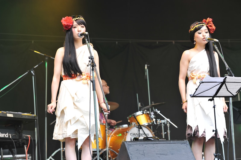 「FUJI ROCK FESTIVAL '12」で演奏するチャラン・ポ・ランタン。