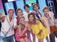 AAA「777 ～We can sing a song!～」収録時のオフショット。