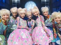 ウサニとして出演する平野綾（写真左から3番目）と真野恵里菜（5番目）のオフショット。