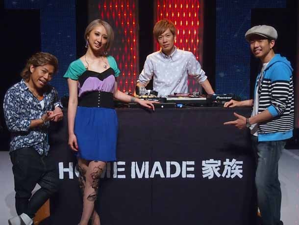 HOME MADE 家族「Love is... feat. Ms.OOJA」収録時のオフショット。