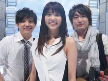 いきものがかり「風が吹いている」収録時のオフショット。