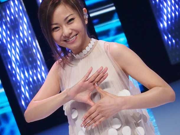 倉木麻衣「恋に恋して」収録時のオフショット。