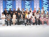 出演者全員によるトーク収録時のオフショット。