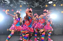 ド派手な衣装で3曲を歌い上げたチームしゃちほこ。