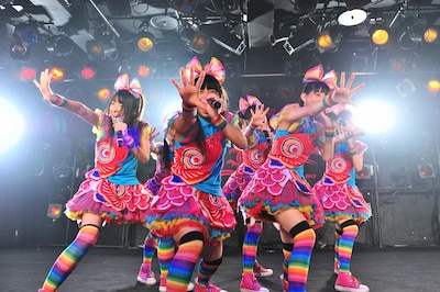 ド派手な衣装で3曲を歌い上げたチームしゃちほこ。