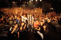 8日のJUN SKY WALKER(S)とSPYAIRの記念撮影。