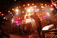 写真は8月9日のライブの模様。