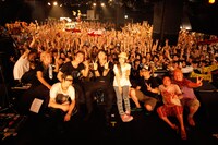 7日のSHAKALABBITSとSPYAIRの記念撮影。