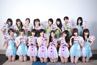 オフィシャルガイドブックを手にした乃木坂46。