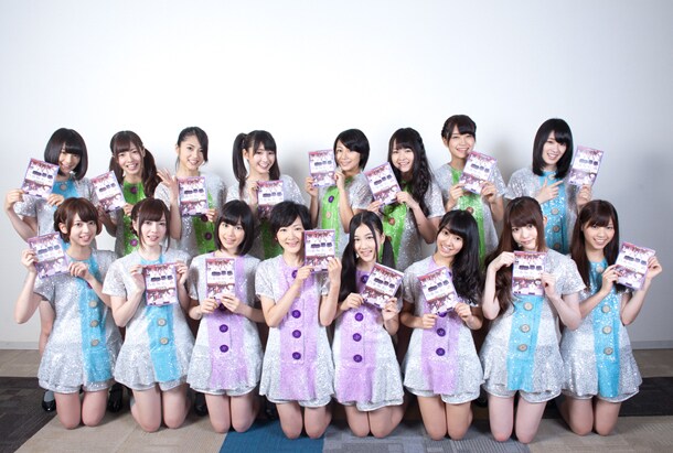 オフィシャルガイドブックを手にした乃木坂46。