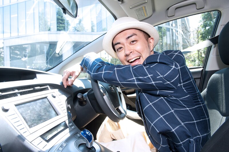 プリウスPHVに試乗するヒャダイン。