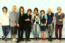 左から摩天楼オペラの苑（Vo）と燿（B）、DaizyStripperの風弥（Dr）と夕霧（Vo）、Sadieの美月（G）と真緒（Vo）、SCREWの鋲（Vo）とルイ（B）。