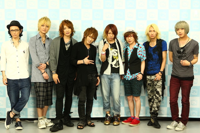 左から摩天楼オペラの苑（Vo）と燿（B）、DaizyStripperの風弥（Dr）と夕霧（Vo）、Sadieの美月（G）と真緒（Vo）、SCREWの鋲（Vo）とルイ（B）。