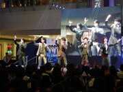 フィリピンでパフォーマンスを披露するLe Velvets。