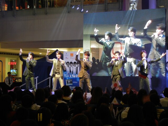 フィリピンでパフォーマンスを披露するLe Velvets。