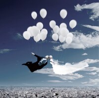 ニューアルバムにも収められる「俯瞰show」と「Mr. & Mrs. Balloon」が収録されたシングル「風船夫婦の俯瞰show」ジャケット。