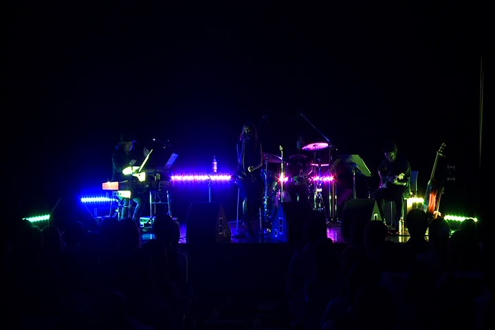 写真は8月10日のライブの模様。