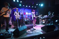 写真は8月9日に東京・築地BLUE MOODで行われたライブ「sasakure.UK presents 有形ランペイジ～葉月の陣～」の模様。Daisy×DaisyのMiKAや、歌い手のUmiNekoとmajicoがゲスト出演した。