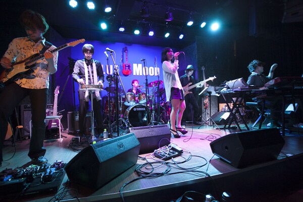 写真は8月9日に東京・築地BLUE MOODで行われたライブ「sasakure.UK presents 有形ランペイジ～葉月の陣～」の模様。Daisy×DaisyのMiKAや、歌い手のUmiNekoとmajicoがゲスト出演した。