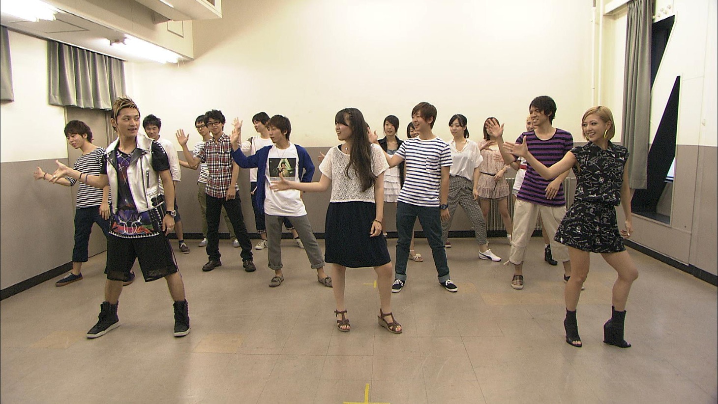 「ダンスは初めて」というアカペラサークルに伊藤＆日高コンビが徹底指導する。