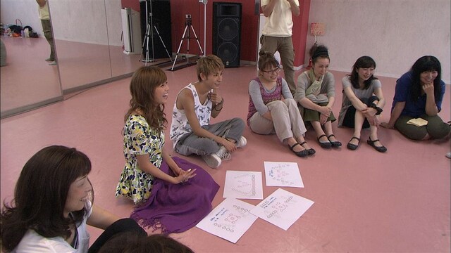 主婦のゴスペルサークルをコーチするのは宇野実彩子、與真司郎の2人。