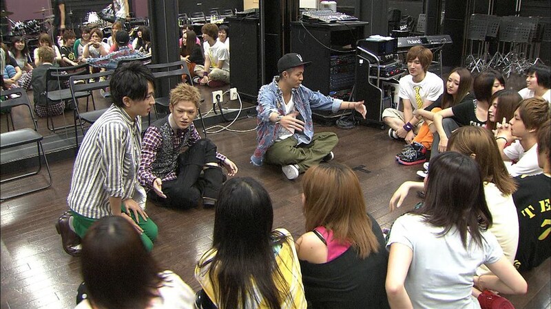 西島隆弘、浦田直也、末吉秀太は、専門学校のダンスクラスを訪れる。