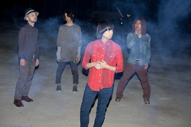 今回公開されたクリープハイプの最新アーティスト写真。