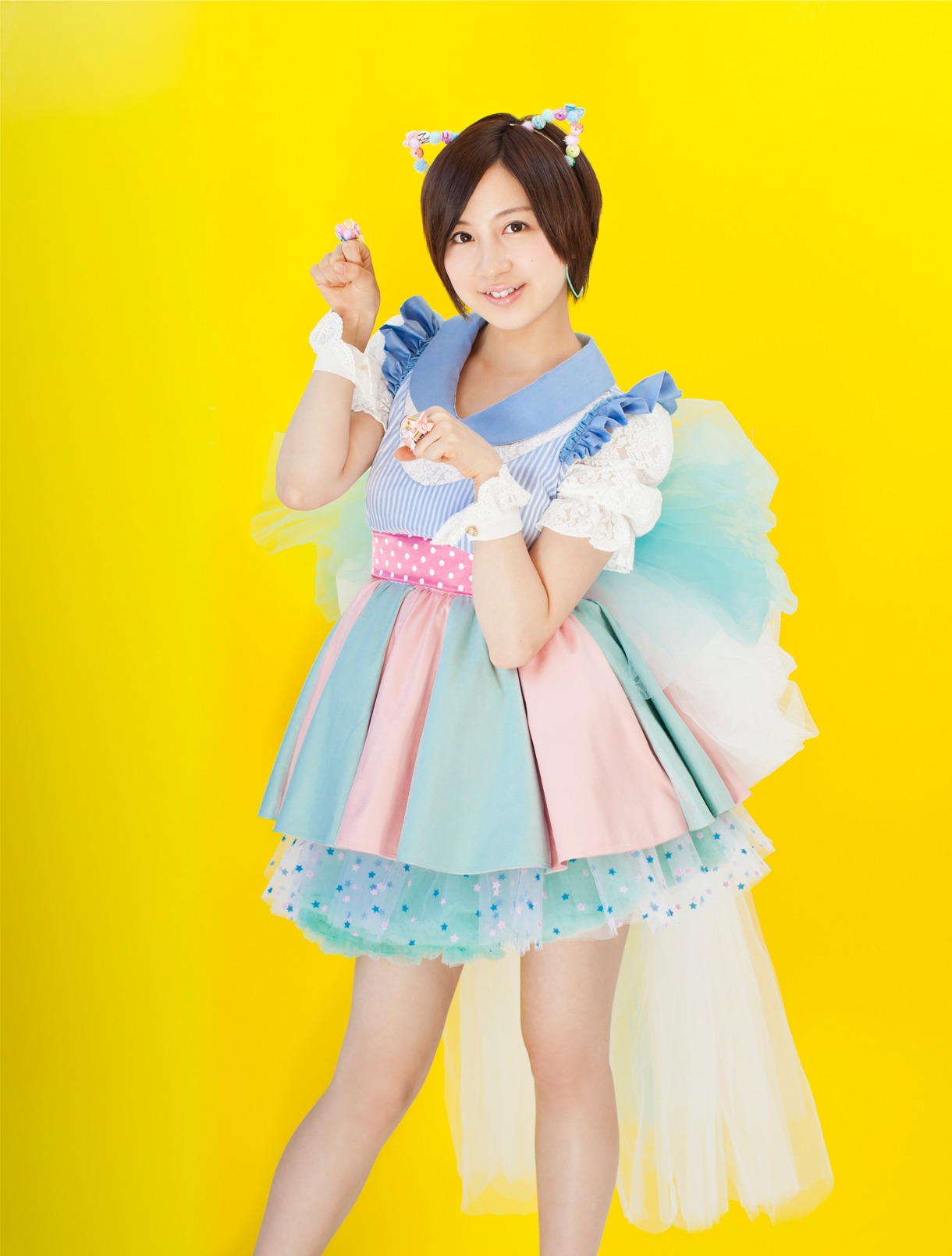 新たに発表された小野恵令奈の最新ビジュアル。